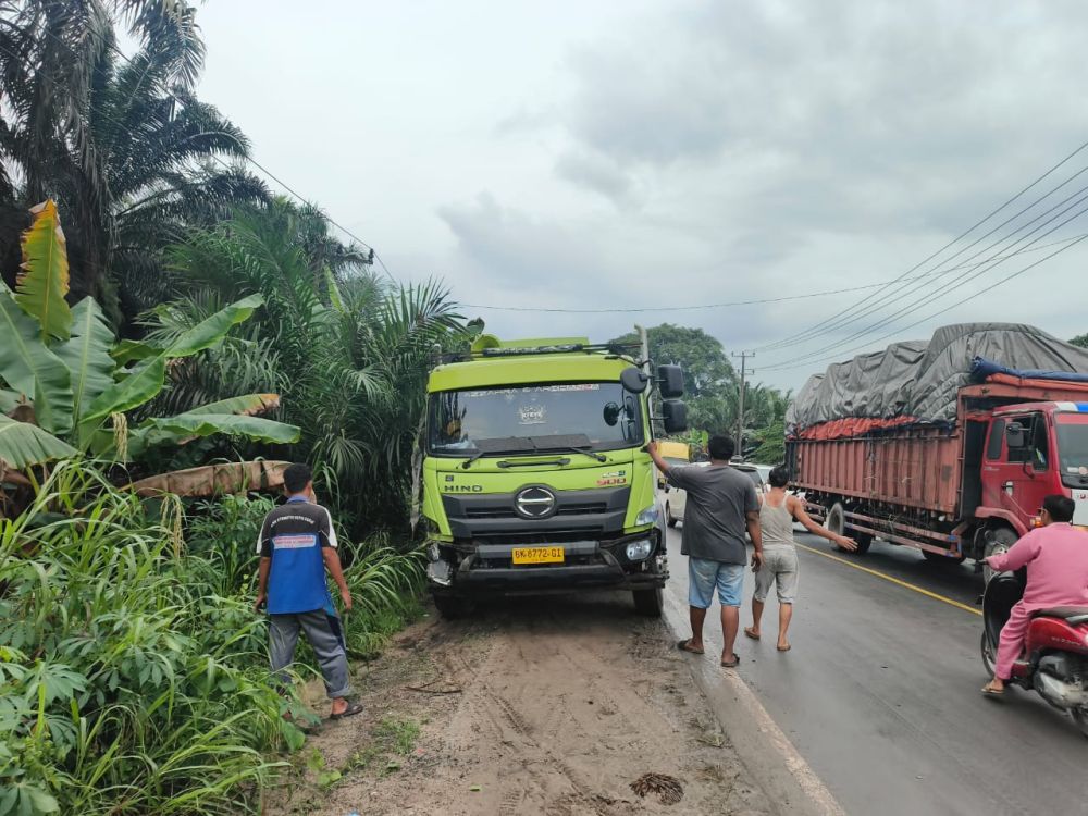 Truk Angkutan CPO dan Ekspedisi Tabrakan di Jalintim Pelalawan, Jalan Macet 1 Jam  