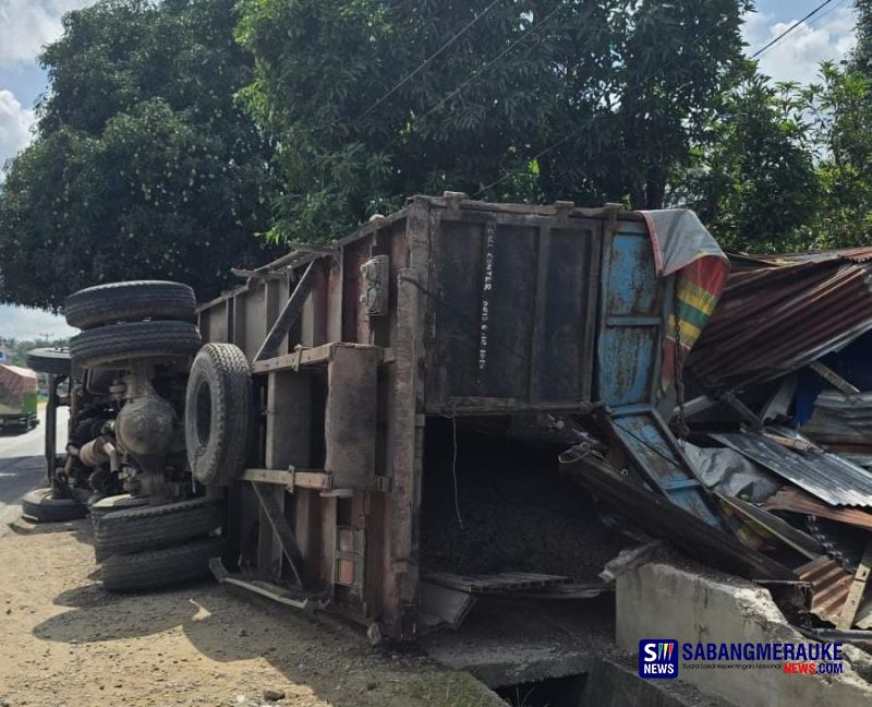 Hindari Mobil yang Antre di SPBU KM 12 Bagan Batu, Truk Bermuatan Cangkang Sawit Terguling