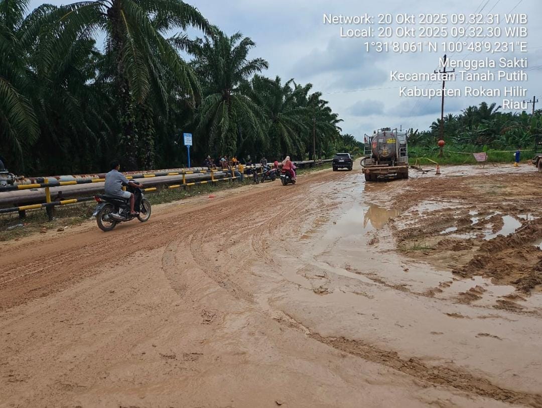 Viral Video Lempar Kursi Protes Jalan Berlumpur karena Proyek Sumur Minyak PT Pertamina Hulu Rokan di Rohil