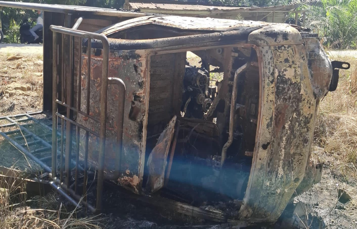 Mobil Pengangkut Sawit Dibakar Massa di Balam Rohil, Diduga Tertangkap Basah Bawa Buah Curian?