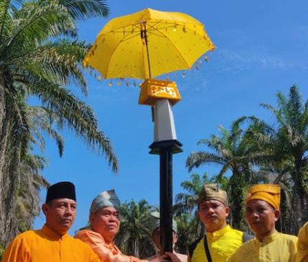 Masyarakat Adat Rokan Hulu Pasang Plang di Kebun Sawit PT Torganda yang Sudah Dikuasai Satgas PKH