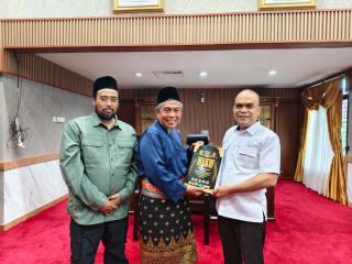 Badan Pekerja Serahkan Naskah Akademik RUU Daerah Istimewa Riau ke DPRD