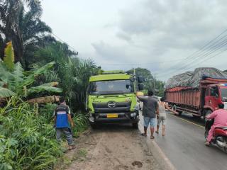 Truk Angkutan CPO dan Ekspedisi Tabrakan di Jalintim Pelalawan, Jalan Macet 1 Jam  