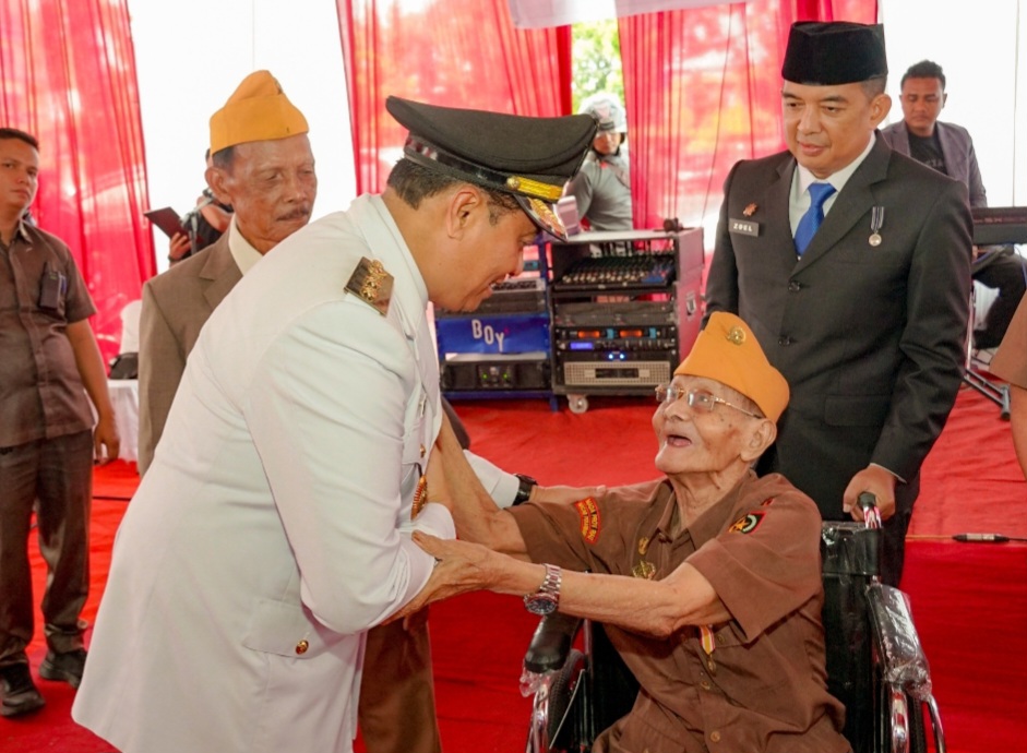 Pemko Pekanbaru Berikan Sagu Hati Kepada 97 Orang Veteran