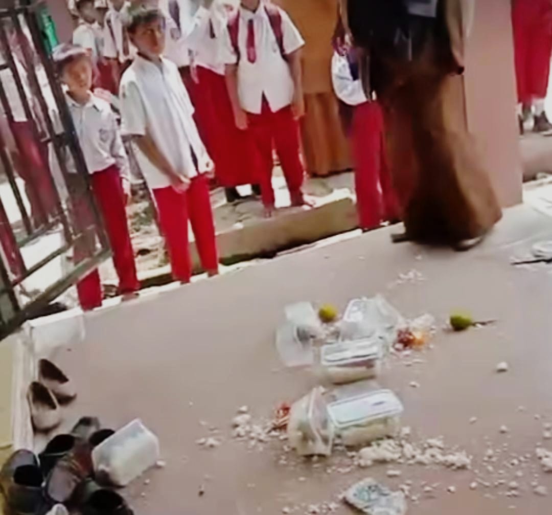 Viral! Guru SD di Kampar Banting Makanan Siang Gratis ke Lantai, Ini Pemicunya