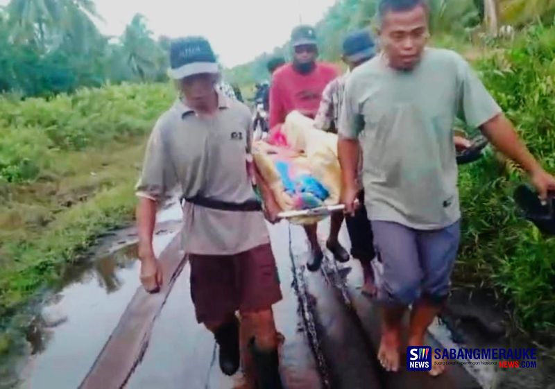 Menyedihkan! Pasien Stroke di Rangsang Kepulauan Meranti Terpaksa Ditandu Sejauh 3 Kilometer Gara-gara Jalan Rusak