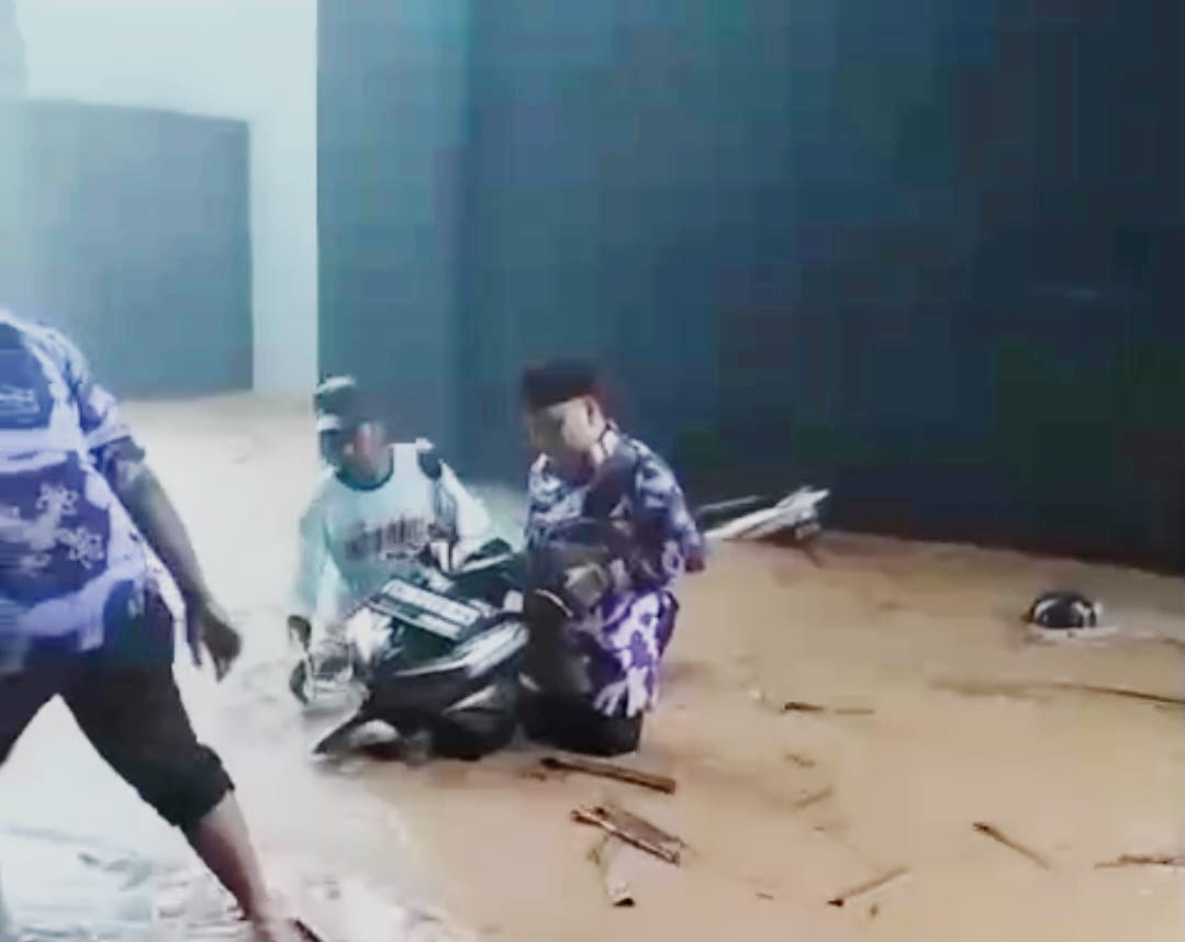 Waduh! Islamic Center Rokan Hulu Kebanjiran, Sepeda Motor Banyak Terendam