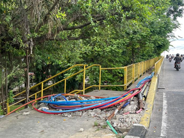 Untuk Keselamatan, Pemprov Riau Bersihkan Kabel Liar di Jalur Pejalan Kaki Jembatan Siak I