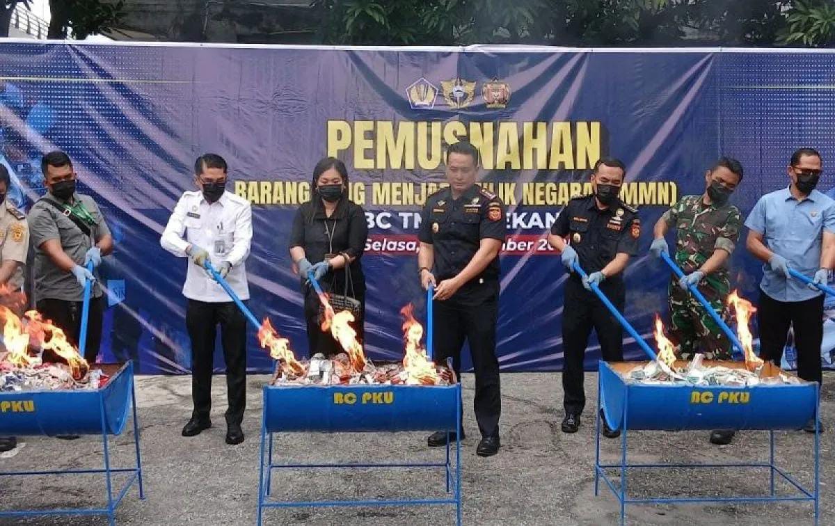 Mulai Rokok Hingga Ponsel Ilegal, Bea Cukai Pekanbaru Musnahkan Barang Sitaan Senilai Rp 20 Miliar