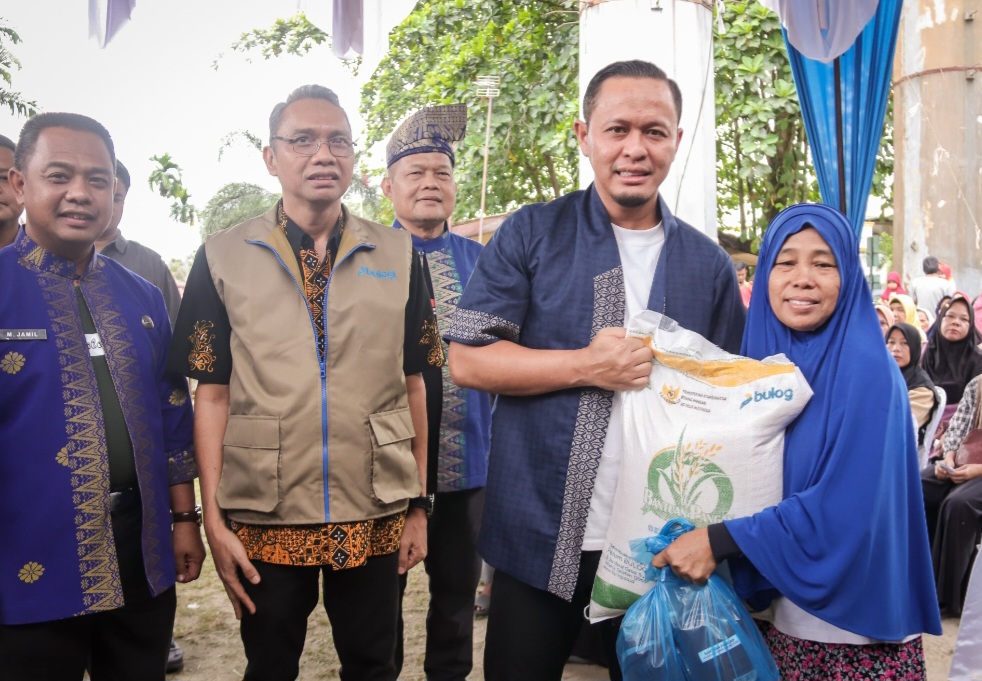 Wako Agung Salurkan Bantuan Pangan ke 18.998 KK di Pekanbaru