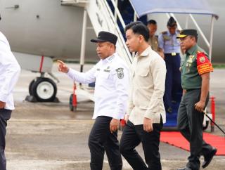 Galeri Foto: Tiba di Pekanbaru, Wapres Gibran Tinjau Penyaluran BSU Penanganan Karhutla