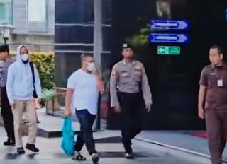 r[judul]