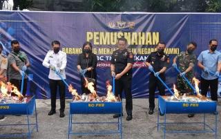 r[judul]