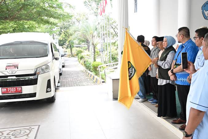 Universitas Riau Kirim Tim Reaksi Cepat dan Bantuan ke Lokasi Banjir Agam di Sumbar