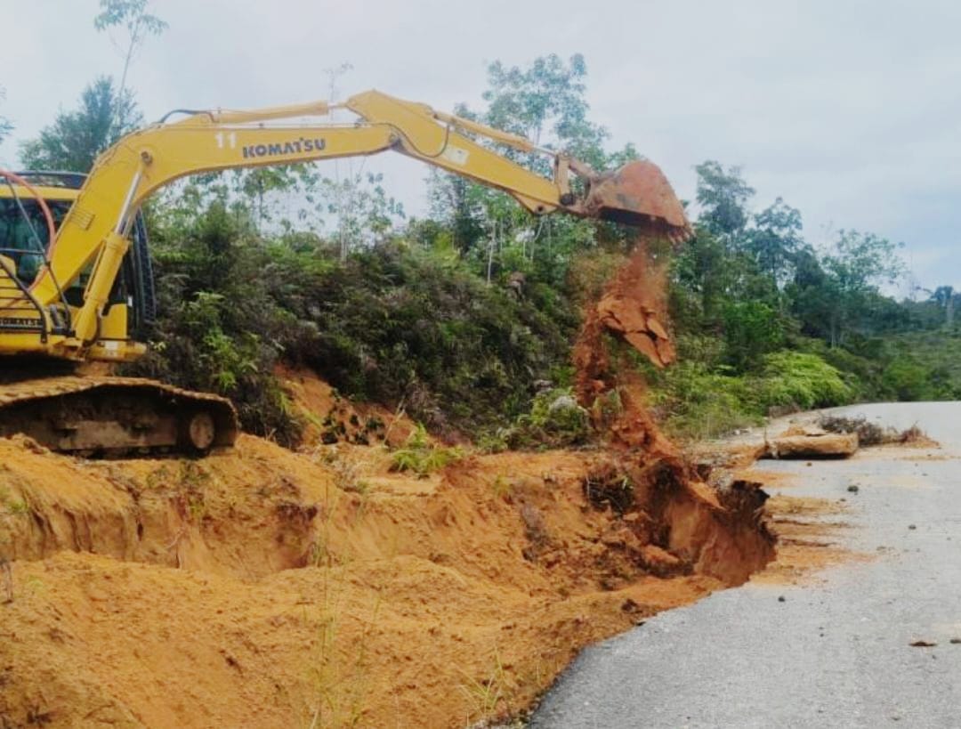 Longsor Jalan di Jalan Perbatasan Rokan-Sumbar, PUPR Riau Kerahkan Alat Berat