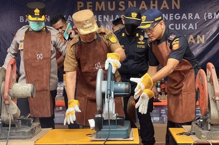 Bea Cukai Tembilahan Musnahkan 1.094 Ponsel dan 2 Juta Batang Rokok Ilegal