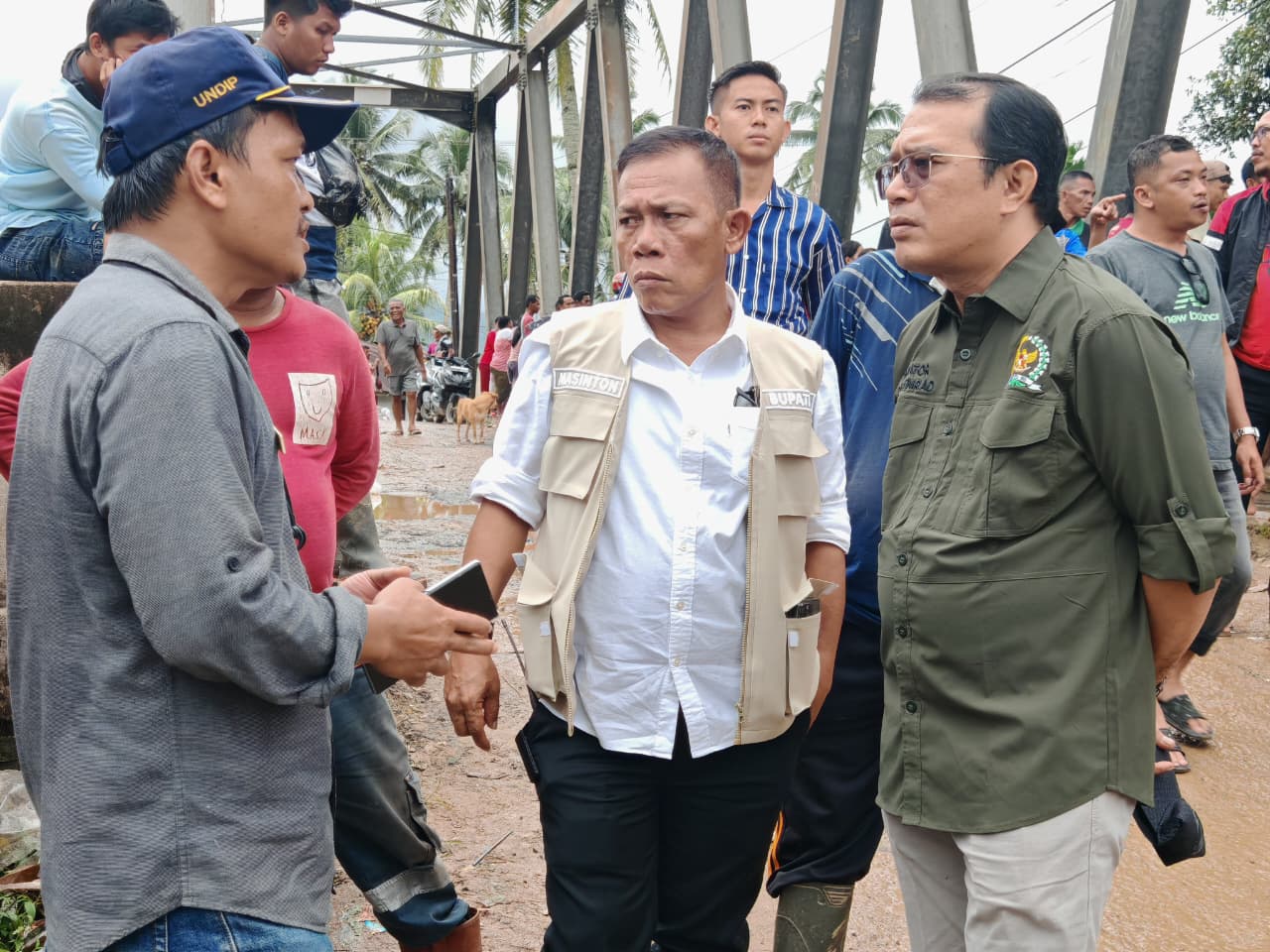 Serahkan Bantuan Hingga Daerah Terisolir, Anggota DPD Penrad Siagian Terus Dorong Status Bencana Nasional