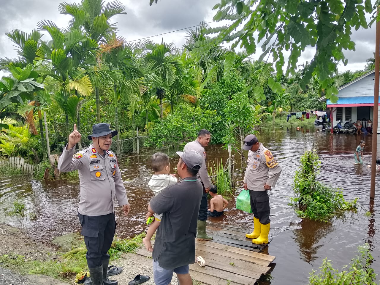 Tak Sekadar Bersih-bersih, Polsek Merbau Bangun Kedekatan Lewat Gotong Royong, Antisipasi Genangan dan Banjir