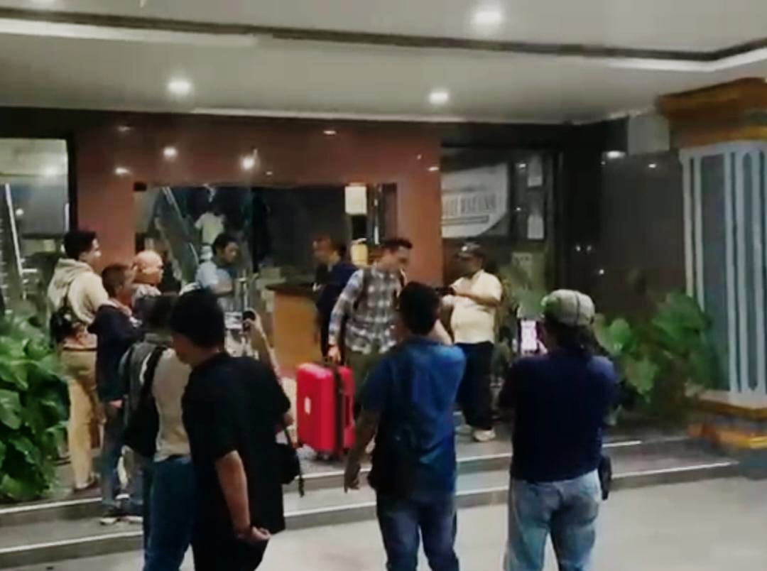 KPK Bawa 2 Koper Dokumen Usai Geledah Kantor Bupati Inhu, Rumah Dinas Bupati Ade Agus Hartanto Ikut Digeledah