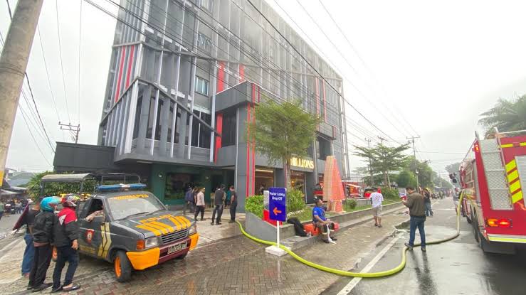 Polisi Selidiki Kebakaran Hotel New Hollywood Pekanbaru yang Tewaskan 1 Orang