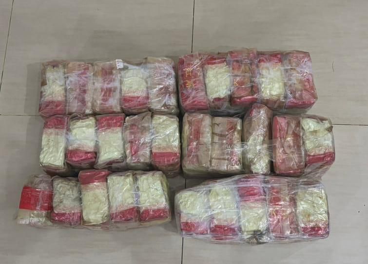 Polda Riau Cegat Minibus Memuat 30 Kg Sabu di Gerbang Tol Bathin Solapan Bengkalis