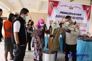 r[judul]