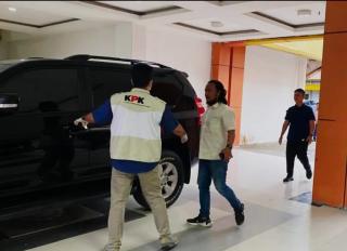 KPK Geledah Kantor Bupati Indragiri Hulu! 