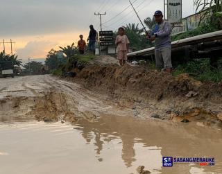 Warga “Sulap” Jalan Rusak di Rohil Jadi Lokasi Rekreasi Dadakan, Pemerintah Diminta Tidak Tutup Mata
