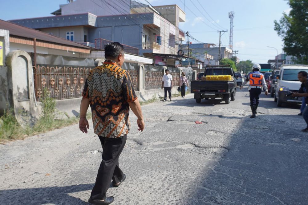 Respons Keluhan Warga, Plt Gubernur Riau Instruksikan UPT Segera Perbaiki Jalan Rusak  