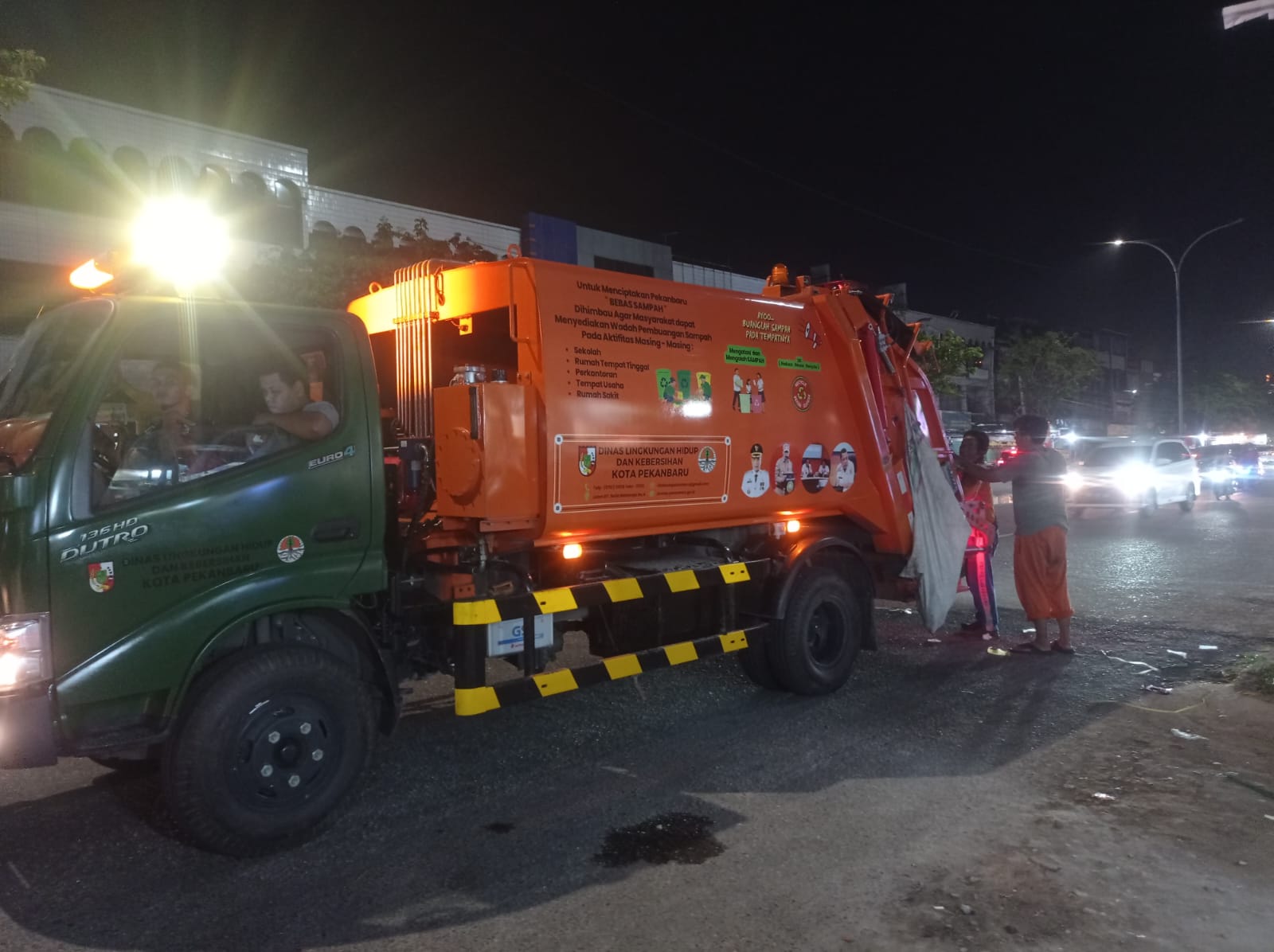 Pengangkutan Sampah di Jalan Protokol dan Badan Usaha Tanggung Jawab DLHK Pekanbaru