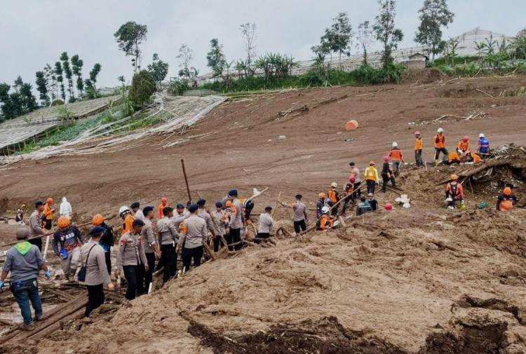 23 Prajurit Marinir Hilang dalam Longsor Cisarua, 4 Orang Meninggal Dunia