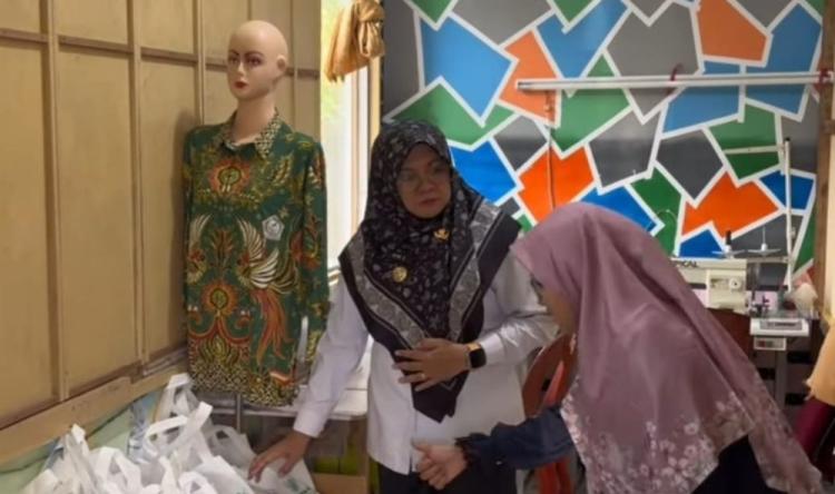 Ekonomi Siak Menggeliat, Penjahit Lokal Raup Untung Jutaan dari Program Baju Sekolah Gratis
