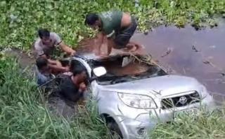 Toyota Rush Terjun ke Kanal RAPP di Pelalawan, 2 Pegawai Bank Tewas
