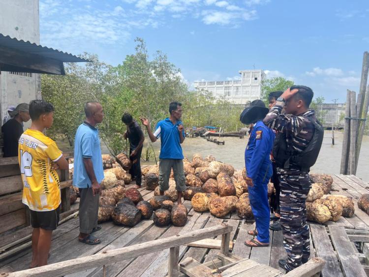 Dihantam Ombak Besar, KM Arya Bermuatan Getah Ojol Pecah dan Karam di Perairan Kepulauan Meranti