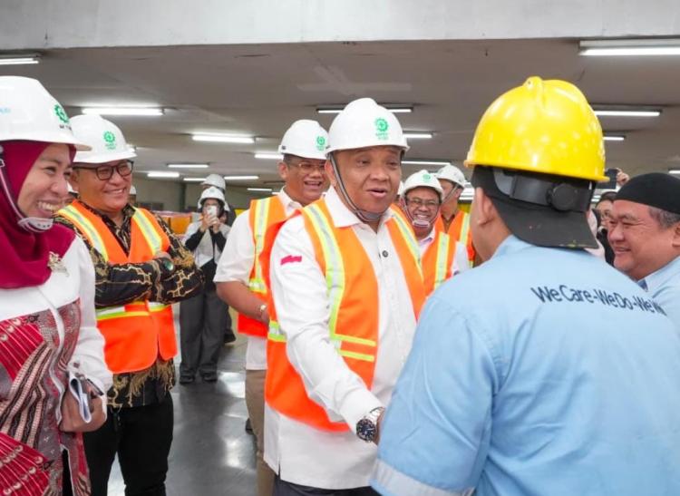 Kunjungan Kerja ke PT IKPP di Tangerang, Wamenaker Minta Perusahaan Konsisten Jalankan Norma Ketenagakerjaan agar Pekerja Terlindungi