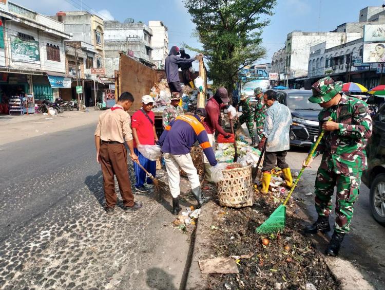 TNI Gelar Karya Bakti “Zero Waste”, Ratusan Personel Bersihkan Pajak Lama dan Jalan Sudirman Bagan Batu