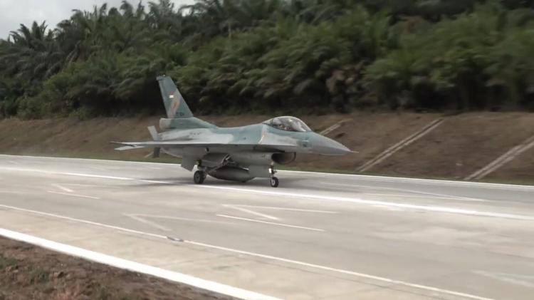 Pesawat Tempur F-16 Berhasil Mendarat Sempurna di Tol Trans Sumatera