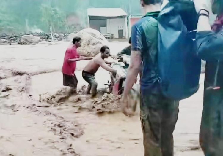 Tapteng Kembali Dilanda Banjir, Tanggul Jebol Luapan Air Membawa Kayu