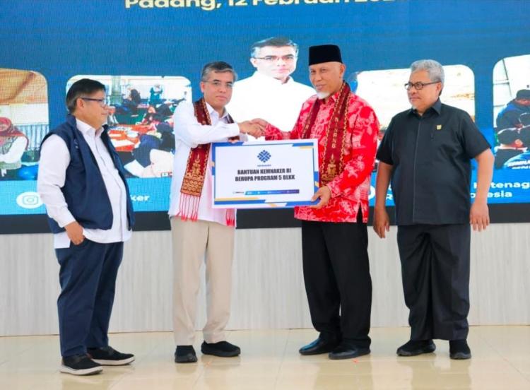 Kemnaker Salurkan Bantuan Rp 30,3 Miliar untuk Pemulihan Ekonomi Sumbar