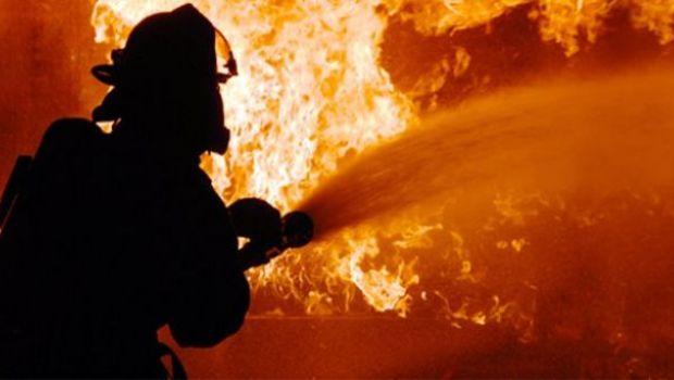 Bangunan Diduga Gudang BBM Terbakar di Pekanbaru