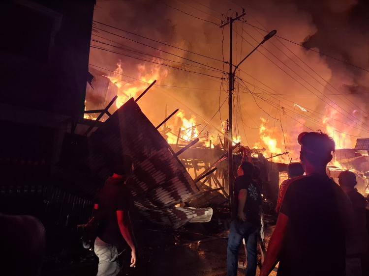 Di Tengah Suasana Tarawih, Api Bakar 13 Kios Pasar Peranap