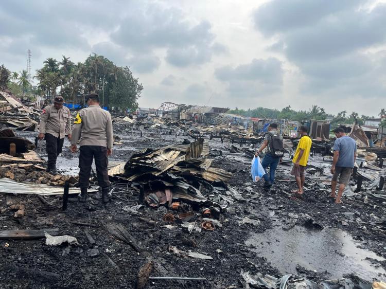 Inhil Berduka: Kebakaran Hebat di Dusun Pasar Lama Hanguskan Belasan Rumah