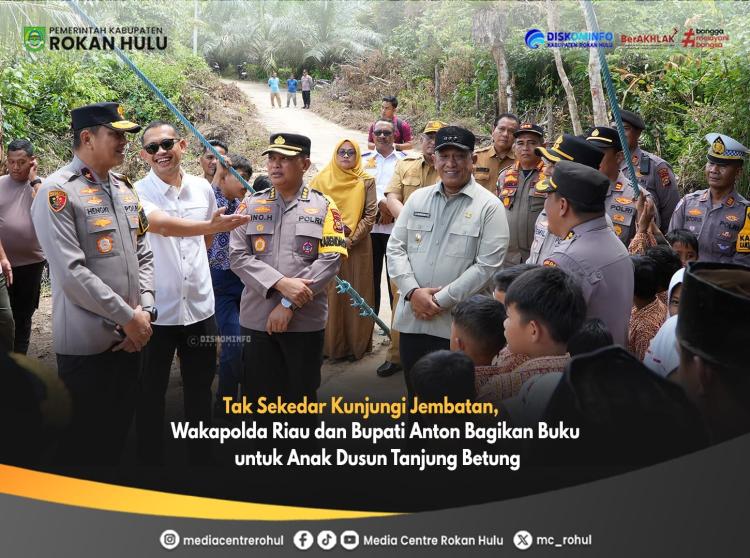 Tak Sekadar Tinjau Jembatan, Wakapolda Riau dan Bupati Anton Bagikan Buku untuk Anak Dusun Tanjung Betung