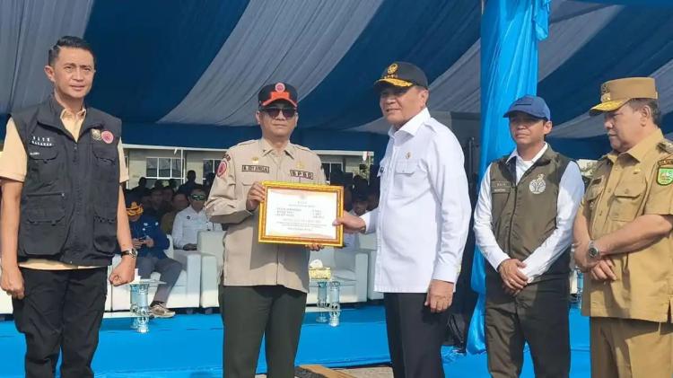 Perkuat Penanganan Karhutla di Riau, Pemerintah Pusat Serahkan Bantuan Peralatan Senilai Rp 1 Miliar