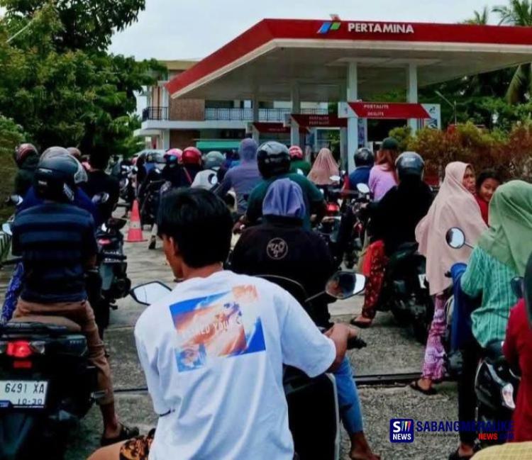Panic Buying Melanda: Di Bawah Terik Matahari Warga Selatpanjang Rela Antre BBM Berjam-jam, Padahal Stok Aman
