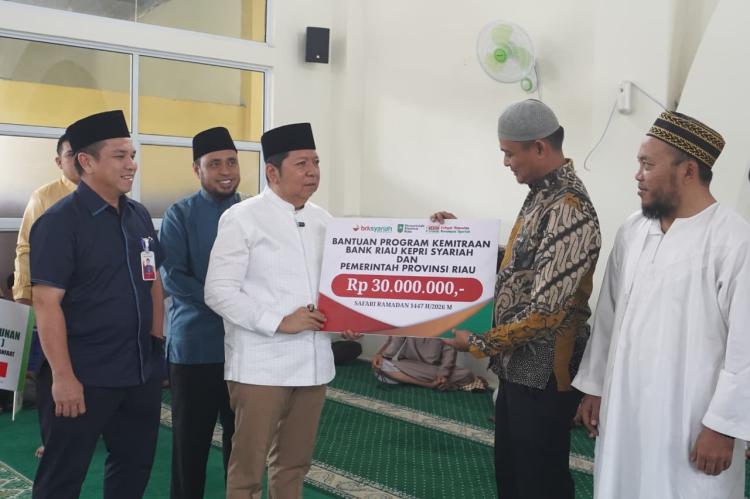 BRK Syariah Salurkan Bantuan untuk Masjid At-Taqwa dalam Safari Ramadan Pemprov Riau