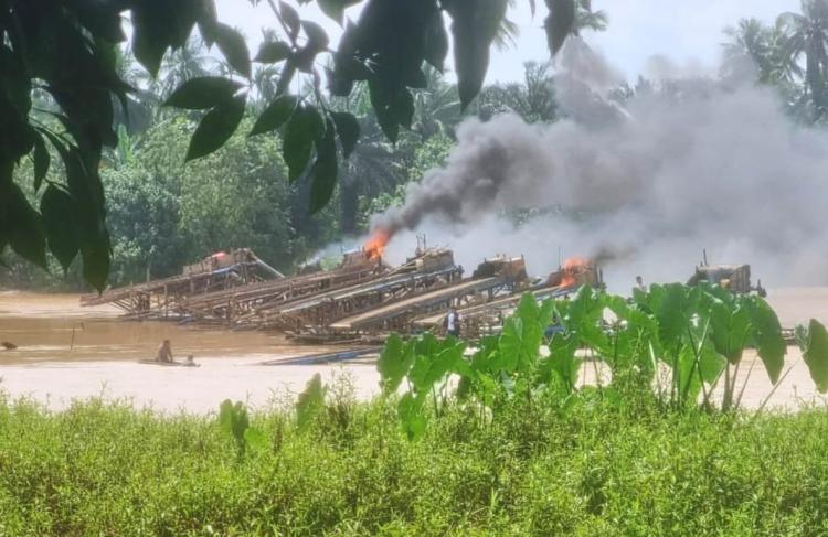 Penertiban Aktivitas PETI di Kecamatan Inuman, 12 Unit Rakit Dompeng Dibakar Petugas