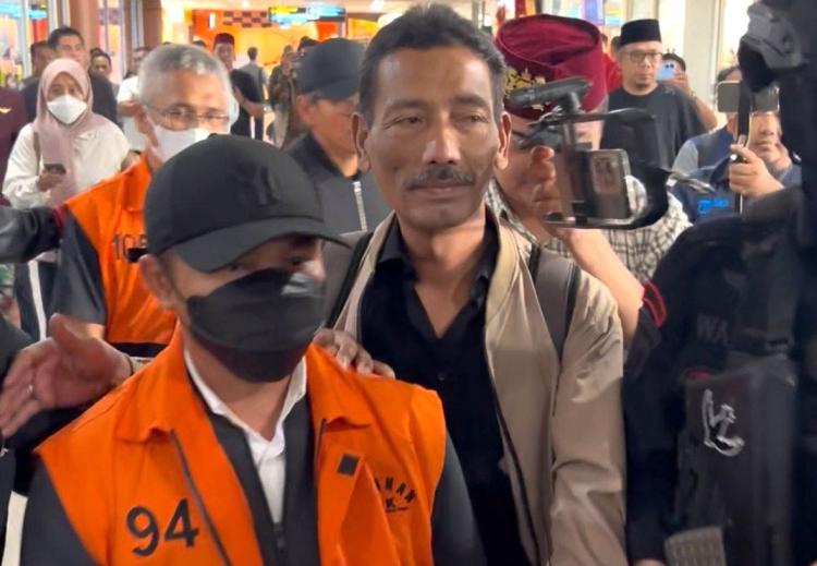 Rompi Oranye dan Diborgol, Gubri Nonaktif Abdul Wahid: Saya Sehat!