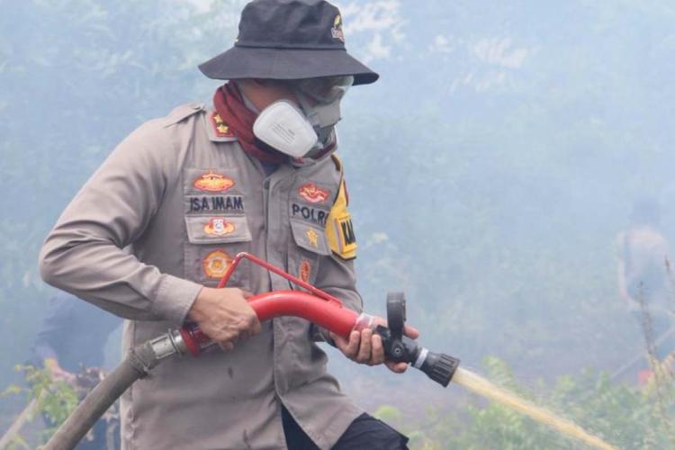 Kabut Asap Selimuti Jalur Mudik, Kapolres Rohil Turun Padamkan Kebakaran Lahan 