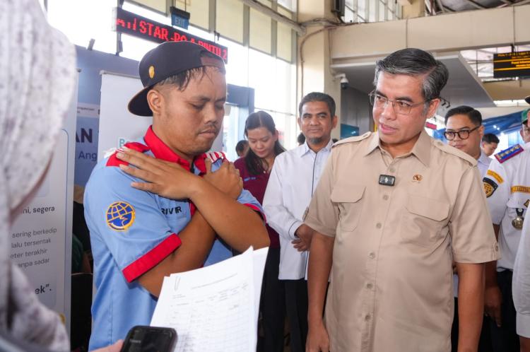 Menaker Tinjau Posko Peduli K3 Mudik, Pastikan Awak Angkutan Sehat demi Mudik Aman